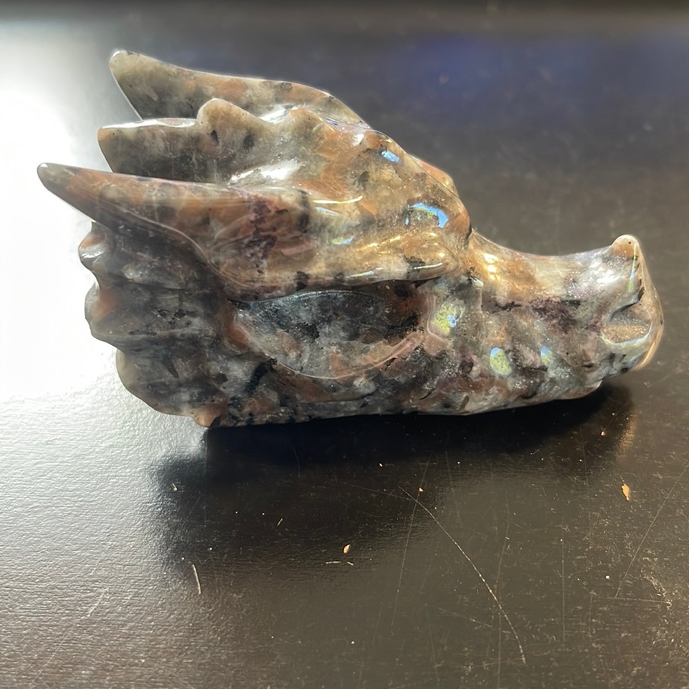 Dragón head carving